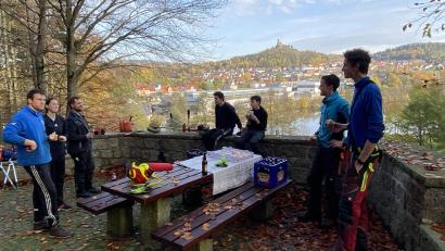 Bild: cro
JU-Vorsitzender Pius Stahl (Zweiter von rechts) freut sich über die gelungene Freischneideaktion am Aussichtspunkt von Flossenbürg.