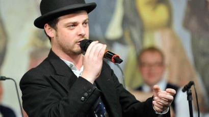 Bild: Manfred Fesl/exb
Gstanzlsänger, Musikant und Humorist Bene Weber tritt in Schwarzenfeld auf.