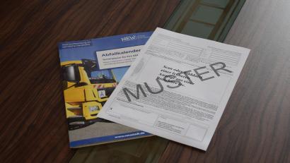 Bild: Landratsamt Neustadt/Marcel Weidner/exb
Der Abfallkalender des Landkreises und das Muster einer echten Bürgerinfo-Broschüre.