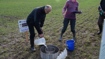 Bild: ak
Feldversuch Terra Preta
Reimund Wesinger macht den Infiltrationsversuch