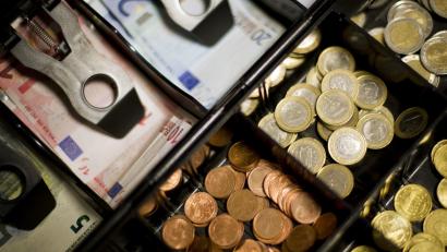 Symbolbild: Daniel Reinhardt
Nur 30 wollten eine 22- und eine 14-Jährige im Vilstal bezahlen. Doch ihr Einkauf war in Wirklichkeit über 250 Euro wert.