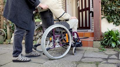 Symbolbild: Mascha Brichta/dpa
Eine Rampe kann das Leben von Rollstuhlfahrern und ihren Angehörigen erleichtern.