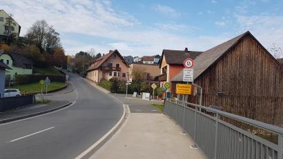 Bild: gi
Die neue, ab 12 Tonnen gesperrte Pfreimdbrücke in Burgtreswitz dient den Fernfahrern schwerer Fahrzeuge immer mehr zur Abkürzung ihrer Strecken. Dadurch kann die Brücke Schäden erleiden. rm.