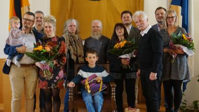 Bild: dob
Daniela und Jan Kahriger vom Gasthof "Am Sonnenhang" (rechts) bereiten den Urlauberfamilien schöne Aufenthalte. Bürgermeister Andreas Wutzlhofer (hinten links) überreicht Stadtgeschenke an die treuen Gäste.