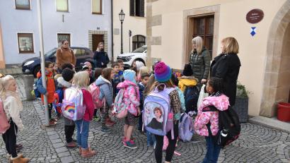 Bild: sne
Dritte Bürgermeisterin Anita Heßler empfing die US-Kindergartenkinder zu einem Halloween-Besuch in Grafenwöhr.