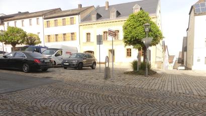 Bild: rn
Die beiden Stellplätze links des Pflanzstreifens sollen künftig für einen barrierefreien Übergang und für eine Fahrradstellfläche genutzt werden. Mangeln soll es an Parkplätzen trotzdem nicht: Im Bereich des Rotary-Brunnens sollen neue Stellplätze geschaffen werden.