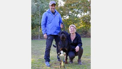 Bild: Sonja Zühlke/exb
„Xenio vom Kümmelsee“, hier mit seinen Besitzern Nicole und Andreas Distler, wurde Naabtalsieger 2022.