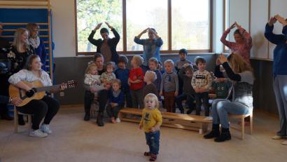 Bild: wel
Ihr neues Haus besangen die Erzieherinnen und die Kinder bei der Einweihung.