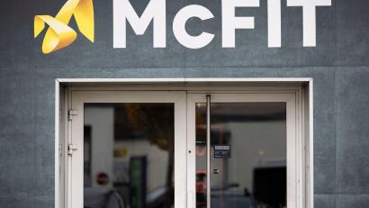 Bild: Christoph Reichwein/dpa/Archivbild
Eingangsbereich eines McFit-Fitnessstudios.