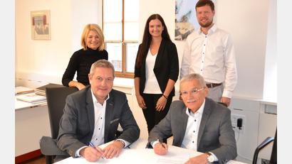 Bild: Stadt Auerbach/exb
Im Beisein von (hinten von links) Cornelia Jasper (Kämmerin von Neuhaus), Standesbeamtin Jasmin Kohl und Matthias Edtbauer (Geschäftsleiter von Auerbach) unterzeichneten (vorne von links) die Bürgermeister Joachim Neuß (Auerbach) und Josef Springer (Neuhaus).den Vertrag