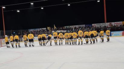 Bild: pa
Die Spieler des ERSC Amberg lassen sich in Pegnitz von ihren Fans feiern.