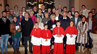 Bild: R. Kreuzer
Die Ehejubilare der Pfarrei St. Marien: Das Ehepaar Riedl (Bildmitte, vorne) feiert das 65-, das Ehepaar Stöckl das 60-Jährige.