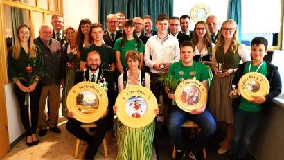 Bild: Petra Donhauser/exb
Königsproklamation bei der Schützengesellschaft D'Fensterbachtaler (sitzend, von links): Schützenkönig Günther Rumpler, Schützenliesl Renate Schäffer und Jugendkönig Martin Fischer; stehend (von links): Patrizia Schäffer, Ulrich Schmid, Schützenmeister Franz Fruth, Petra Donhauser, Michaela Schäffer, Paul Rumpler, Anton Heldmann, Markus Schadl, Carina Fischer, Willi Donhauser, Bürgermeister Alwin Märkl, Andreas Heldmann, Gottlieb Schäffer, Stefan Schadl, Johanna Fruth, Alfred Schadl, Simone Heldmann und Jakob Rumpler.