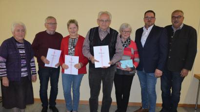 Bild: jr
Jahrzehntelange und verdiente Mitglieder zeichnete die KAB Pechbrunn aus. Im Bild (von links) Sprecherin Margarethe Schulda, Richard und Sieglinde Söllner, Siegfried Protschky, das neue Ehrenmitglied Maria Neumann, Bürgermeister Stephan Schübel und Sprecher Franz Döllinger.