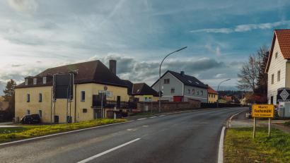 Bild: sfo
Am Fuchsmühler Ortseingang liegt auf der linken Seite das Anwesen "Alte Straße 11", der ehemalige "Fürstenhof"-Gasthof. Er soll abgerissen werden.