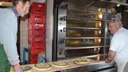 Archivbild: gi
Der Brauch, Kirwakuchen beim Bäcker backen zu lassen, hat fast ausgedient. Nur eine Familie brachte heuer Kirchweihkuchen zum Bäcker. Bäckermeister Ambros Held schiebt sie in den Backofen.