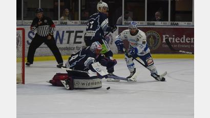 Bild: Gebert
Die Blue Devils bezwangen am Freitag den SC Riessersee mit 4:1. In dieser Szene klärt der überragende Goalie Jaroslav Hübl gegen den Garmischer Alexander Höller, hinten Elia Ostwald.