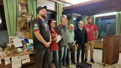 Bild: exb/Bayern Fanclub
Mit Preisen wurden die besten Teilnehmer am Preisschafkopf von den Verantwortlichen des Bayern-Fanclubs Neustadt belohnt.