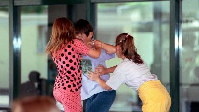 Symbolbild: Stephan Jansen/dpa
Schubsen und ausgrenzen: Schon in der Grundschule werden Kinder von Mitschülern oft drangsaliert.