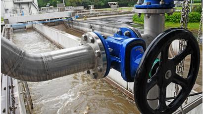 Bild: Gabi Schönberger
In der Kläranlage in Weiden werden seit gut zwei Jahren Proben für das Abwasser-Monitoring auf Corona genommen.