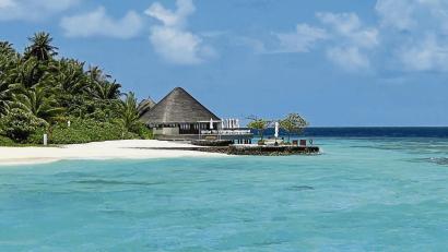 Bild: Bernhard Krieger/dpa
Türkises Wasser, blauer Himmel, weißer Sand, grüne Palmen: Dieser Blick im Huvafen Fushi fasst gut zusammen, warum die Malediven für viele ein Sehnsuchtsziel sind.