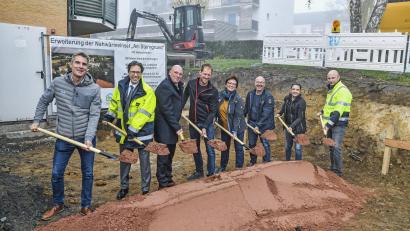 Bild: Florian Miedl/fph
Spatenstich für die neue Heizzentrale: Im Bild von links Stewog-Geschäftsführer Mario Wuttke, ESM-Geschäftsführer Klaus Burkhardt, Oberbürgermeister Oliver Weigel, Thorsten Rupprecht von der gleichnamigen Baufirma, die technische Koordinatorin der Allgemeinen Baugenossenschaft Martina Koller, Matthias und Lucia Scheiblich von der Heizungsbaufirma Scheiblich sowie Projektkoordinator Dominik Blechschmidt.