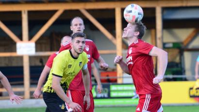 Bild: ham
Dennis Lobinger (rechts) beim Kopfball im Spiel gegen den ASV Burglengenfeld. Am Samstag geht die Fahrt zu Fortuna Regensburg.
