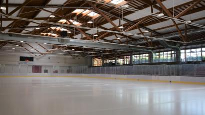 Bild: jr
Das Eisstockschießen in der Eishalle Mitterteich ist teurer geworden. Nach der im Juni beschlossenen Anhebung der Gebühren für Eishockey-Teams hat der Stadtrat nun auch für eine Erhöhung im Bereich Eisstock gestimmt.