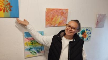 Bild: ads
Künstlerin Nathalia Sanzharevska aus der Ukraine hat Kinder und Erwachsene in die Acrylmalerei eingeführt. Die Ergebnisse des Schnupperkurses wurde jetzt der Öffentlichkeit präsentiert.