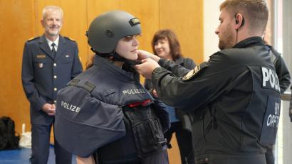 Bild: PP Oberpfalz/fb
Die Interessierten schlüpften in die Ausrüstung.