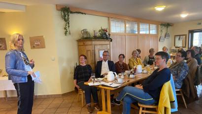 Bild: jzk
Beim politischen Frühstück der Frauen-Union trug Andrea Lang wichtige Inhalte aus dem Grundsatzprogramm der CSU vor.