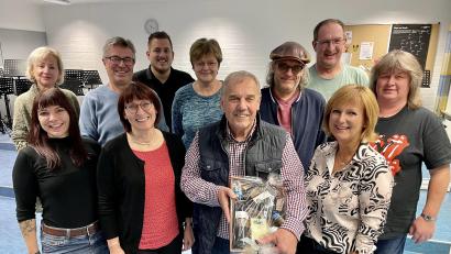 Bild: buc
Der neue Vorstand beim Verein der Anton-Bruckner-Musikschule: (obere Reihe, von links nach rechts) Alexandra Bucko, Bürgermeister Reiner Gäbl, Michael Brenner, Angelika Renger, Jürgen Rohr (musikalischer Leiter), Siegfried Wild (Kassier), Rita Müller (dritte Vorsitzende), (untere Reihe von links nach rechts) Miriam Forster (Schriftführerin neu), Irmgard Forster (zweite Vorsitzende), Rudolf A. Teplitzky (ehemaliger Schriftführer), Petra Brenner (Vorsitzende).