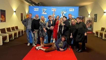 Bild: td
Der Film "Verschicktes Glück" feierte eine weitere Erstaufführung in Burglengenfeld, wo zahlreiche Erinnerungsbilder mit den Mitwirkenden entstanden.