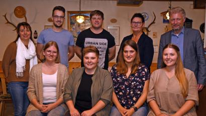 Bild: gbj
Bettina Krapfl (vorne, Zweite von links) ist die neue Vorsitzende der Faschingsgesellschaft Plößberg. Mit im Bild: (vorne von links) Tanja Betz, Lisa Rath und Jennifer Bäumler sowie (hinten von links) Kerstin Heindl, Sebastian Schwägerl, Thomas Krapfl, Waltraud Rath vom LVO und Bürgermeister Lothar Müller.