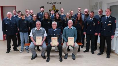 Bild: rab
Zahlreiche Mitglieder der Freihunger Feuerwehr werden ausgezeichnet (sitzend, von links): Herbert Gredler, Johann Schmidschneider und Heinz-Peter Ertl; stehend (von links): Vorsitzender Günther Ernst, Thomas Luber, Marvin Lohr, Elias Wiesneth, Florian Popp, Dominik Rettinger, Felix Kohl, Johannes Göttlinger, Leni Hanauer, Kay Häusler, Melissa Pröm, Jan Häusler, Ronja Kraus, Julian Pröm, Vera Häusler, Julian Klier, Bürgermeister Uwe König, Johannes Großer, Kreisbrandinspektor Martin Schmidt und Kommandant Andreas Luber.