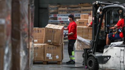 Bild: Christoph Schmidt/dpa
In der Logistikbranche werden weiter Mitarbeiter gesucht.