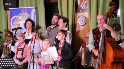 Bild: prh
Eine gute Figur auf der Bühne geben nicht nur die beiden Lokalmatadorinnen und Moderatorinnen, die Zupfer-Moidla, sondern auch Bürgermeister Sebastian Dippold mit seiner Gesangseinlage ab. Auch die Jüngsten sangen am Ende "O Kirwa laou niat naou".