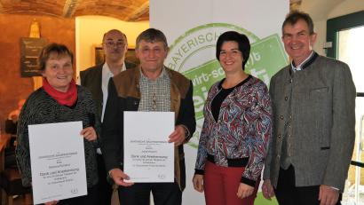 Bild: Hirsch
BBV-Kreisobmann Josef Irlbacher, Kreisbäuerin Sabine Schindler (von rechts) und Geschäftsführer Josef Wittmann (Zweiter von links) verabschiedeten Ortsbäuerin Barbara Ruhland (links) und Ortsobmann Josef Prechtl (Dritter von links) und überreichten ihnen eine Urkunde.