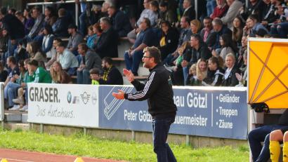 Archivbild: Dieter Jäschke
Roland Lang, Trainer des TSV Erbendorf, durfte den nächsten Sieg seiner Mannschaft bejubeln. Der TSV ist in der Kreisliga Nord dem Spitzenreiter FC Vorbach auf den Fersen.