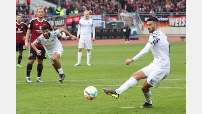 Bild: Daniel Karmann/dpa
Cristiano Piccini (rechts) verwandelt den Elfmeter zum 2:1 für Magdeburg gegen den 1. FC Nürnberg.