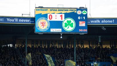 Bild: Swen Pförtner/dpa
Blick auf die Anzeigetafel mit dem Endergebnis 0:1.