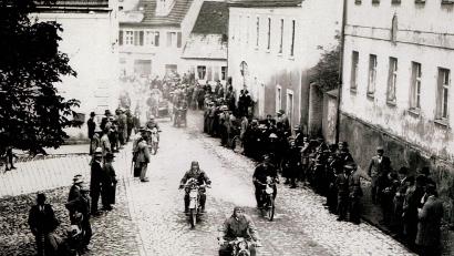Bild: Archiv Birgit Lauterbach/exb
Das Kalenderblatt März zeigt einen Motorradkorso auf dem heutigen Luitpoldplatz im Jahr 1934.