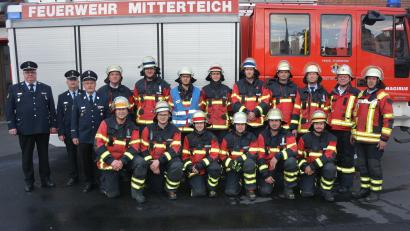 Bild: jr
Gut ausgebildet zeigten sich 15 Brandschützer der Feuerwehr Mitterteich bei der Leistungsprüfung und beim Ü40-Abzeichen. Klar, dass die Prüfungen ohne viel Aufhebens erfolgreich gemeistert wurden. Dazu gratulierten die Schiedsrichter, (von links) Wolfgang Bauer, Günther Fachtan und Albert Fröhlich.