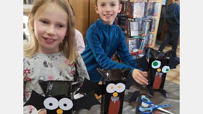 Bild: Wünsche/exb
Ein Riesenspaß: Die Kinder basteln in der Gemeindebücherei aus Tetrapacks Fledermaus-Laternen gebastelt.