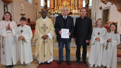Bild: kro
Georg Stiebeiner (Mitte) war 20 Jahre lang Mesner in Griesbach. Nun wurde er von Pfarrer Dr. Charles Ifemeje verabschiedet. Ab 1. Januar übernimmt Pfarrgemeinderatssprecher Stefan Wurm (rechts) den Mesnerdienst.