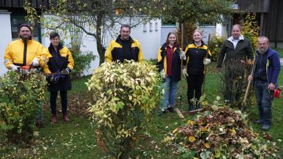 Bild: bkr
Thorsten Hertel, Martina Pöllath, Horst Weggel, Hannah Heinrich und Jaqueline Große packten zur Freude von Dorfleiter Holger Hassel und Dorfmeister Konrad Seelk (von links) bei der Gartenpflege mit an.