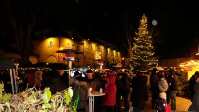 Archivbild: le
Stimmungsvoll beleuchtet wird sich der Marktplatz auch heuer zum Adventsmarkt der Frauen-Union präsentieren. Nach zweijähriger Coronapause findet die Veranstaltung heuer wieder statt.