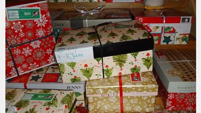 Bild: ela
Frauen der Frauenbund-Gymnastikgruppe St. Elisabeth in Weiden packen 40 Kartons für die Aktion „Weihnachten im Schuhkarton“.