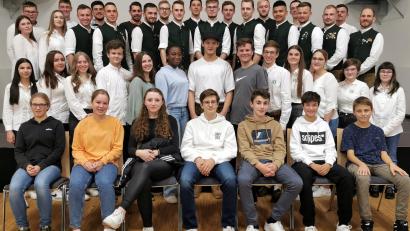 Bild: bgm/exb
Eine stattliche Zahl neuer Mitglieder ergänzt die eingespielte Truppe der KLJB Störnstein mit den beiden alten und neuen Vorständen Stella Schwarz und Fabio Förster. Kommendes Jahr stehen wieder alle Traditionsveranstaltungen auf dem Plan.
