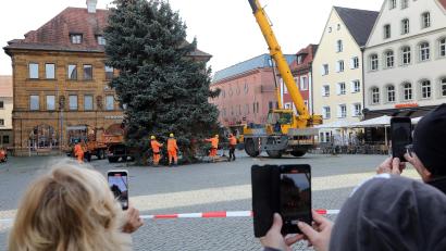 Bild: Wolfgang Steinbacher
Der Christbaum wird auf dem Amberger Marktplatz aufgestellt.